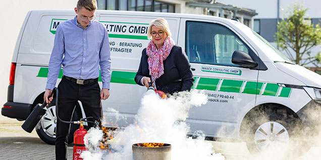 Nicole Maack bei einer Feuerlöscher-Schulung