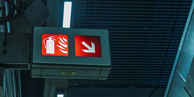 Hinweisschild Feuerlöscher als Symbolbild für Brandschutz-Konzepte