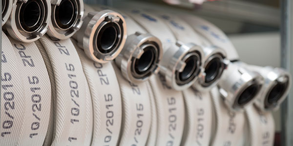 Wasserschläuche als Symbolbild für Brandschutzwartung